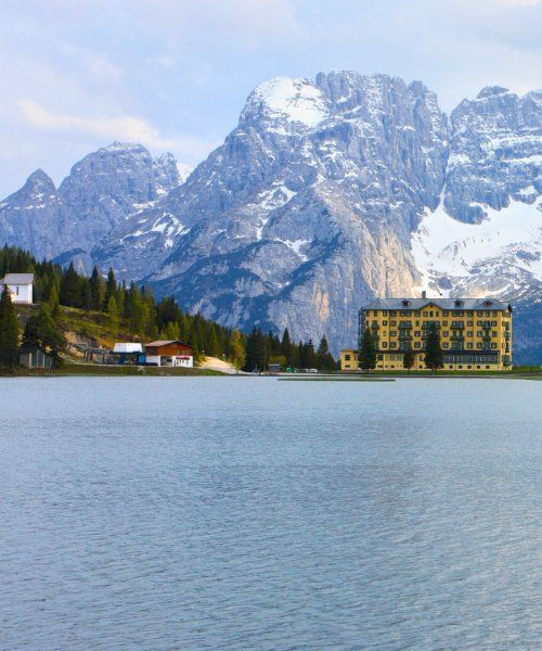 Le Grand Hotel Misurina au bord du lac sous le Sorapiss - Dolomites - Italie