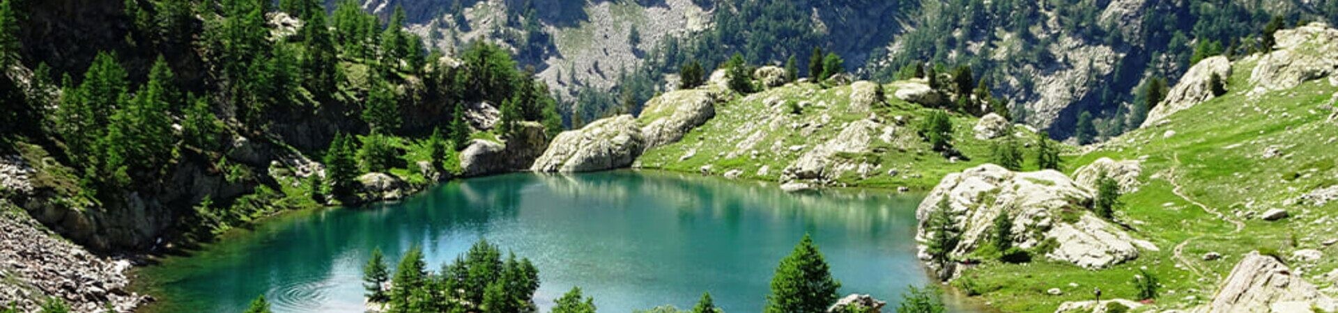 Lac d'altitude turquoise et mélèzes - Mercantour - France