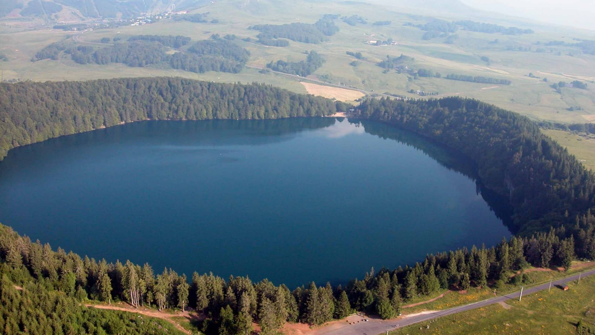 Lac de cratère entouré de forêt vu du ciel - lac Pavin - Auvergne - France