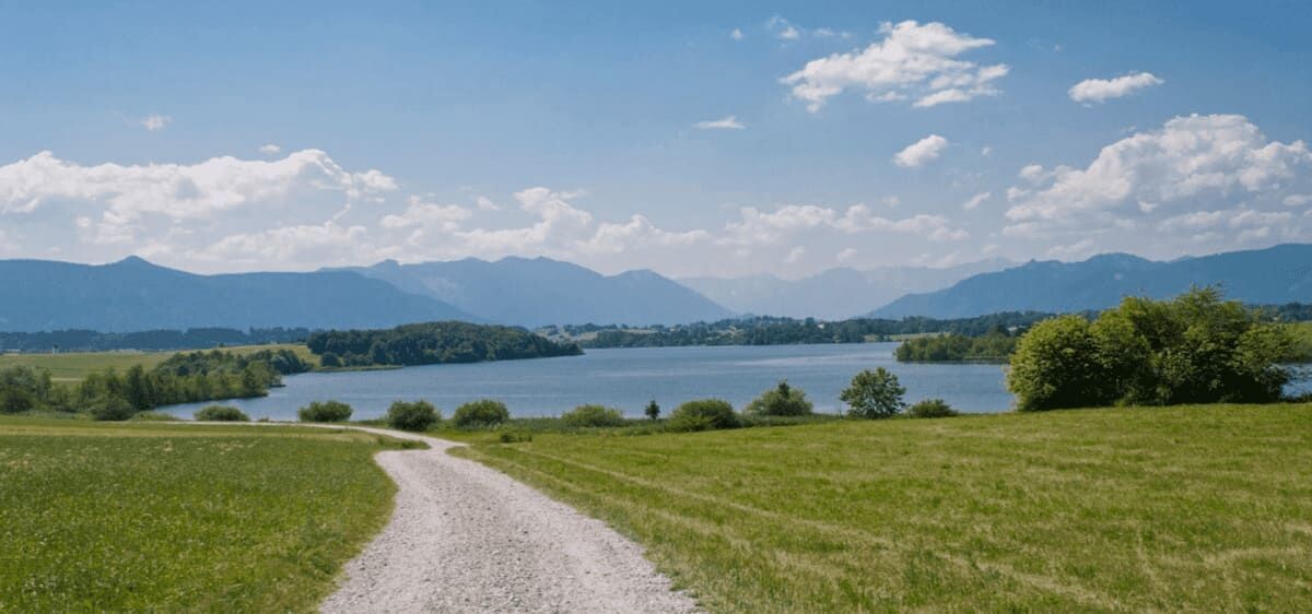 Sentier menant au lac Riegsee devant les Alpes - Bavière - Allemagne