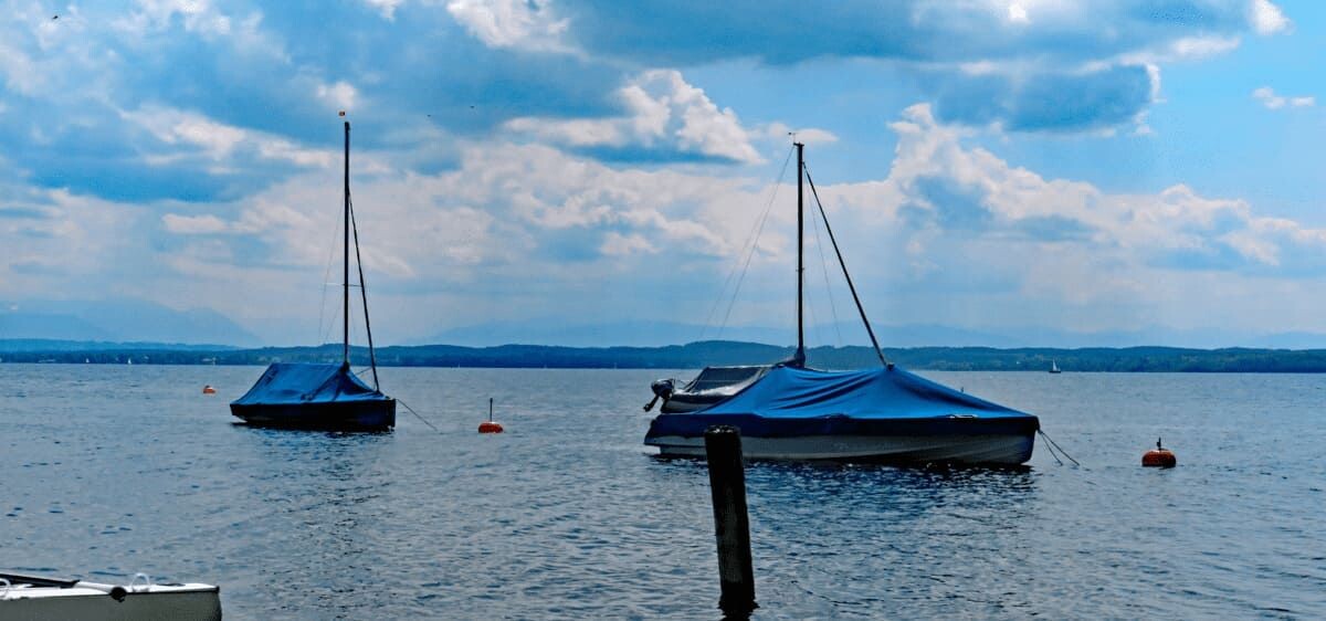 Voiliers bâchés au mouillage sur le lac de Starnberg - Bavière - Allemagne