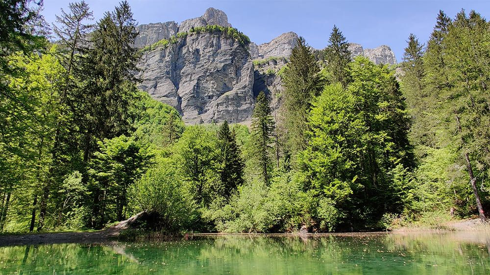Lac de montagne au pied des falaises sur la Grande Traversée des Alpes - Alpes - France