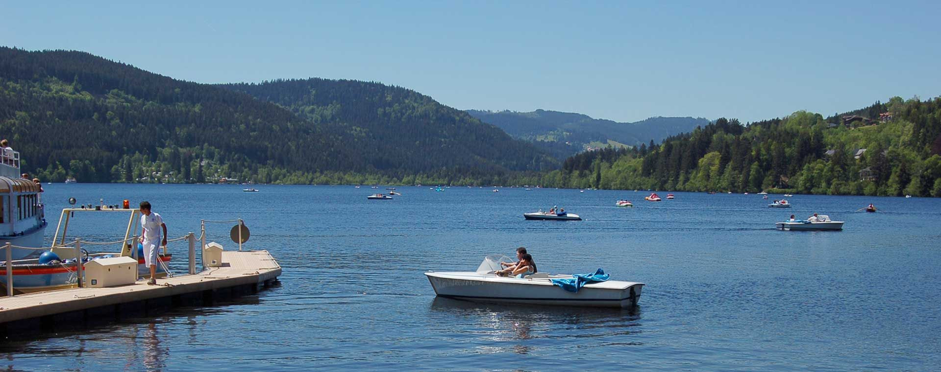 Pédalos sur le lac Titisee bordé de collines boisées - Forêt-Noire - Allemagne