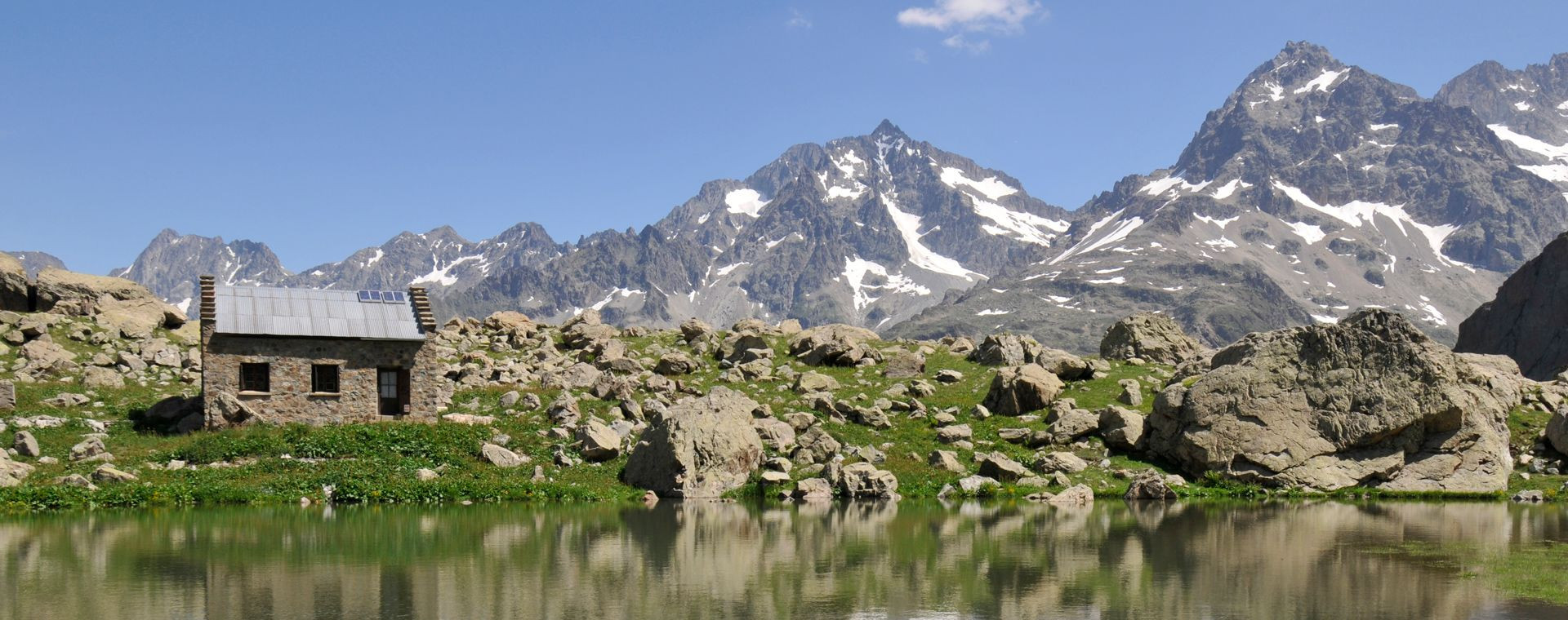 Refuge au bord d'un lac de montagne - Massif des Écrins - Oisans - France