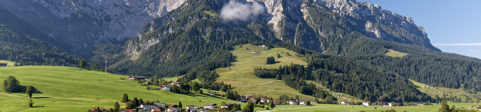 Prairies et village au pied du Kaisergebirge - Tyrol - Autriche