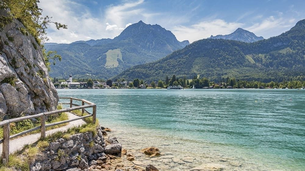 Sentier au bord du Wolfgangsee turquoise - Salzkammergut - Autriche