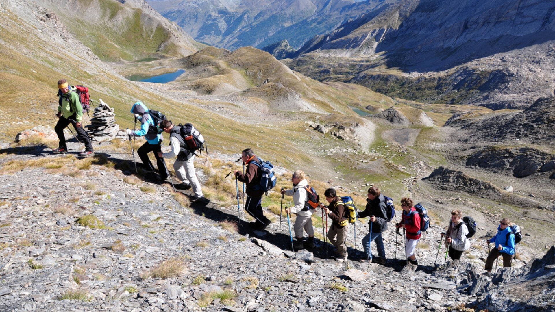 Groupe de randonneurs en file sur un sentier de montagne - Pyrénées - France