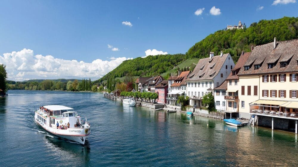 Bateau et vieille ville de Stein am Rhein le long du Rhin - Suisse