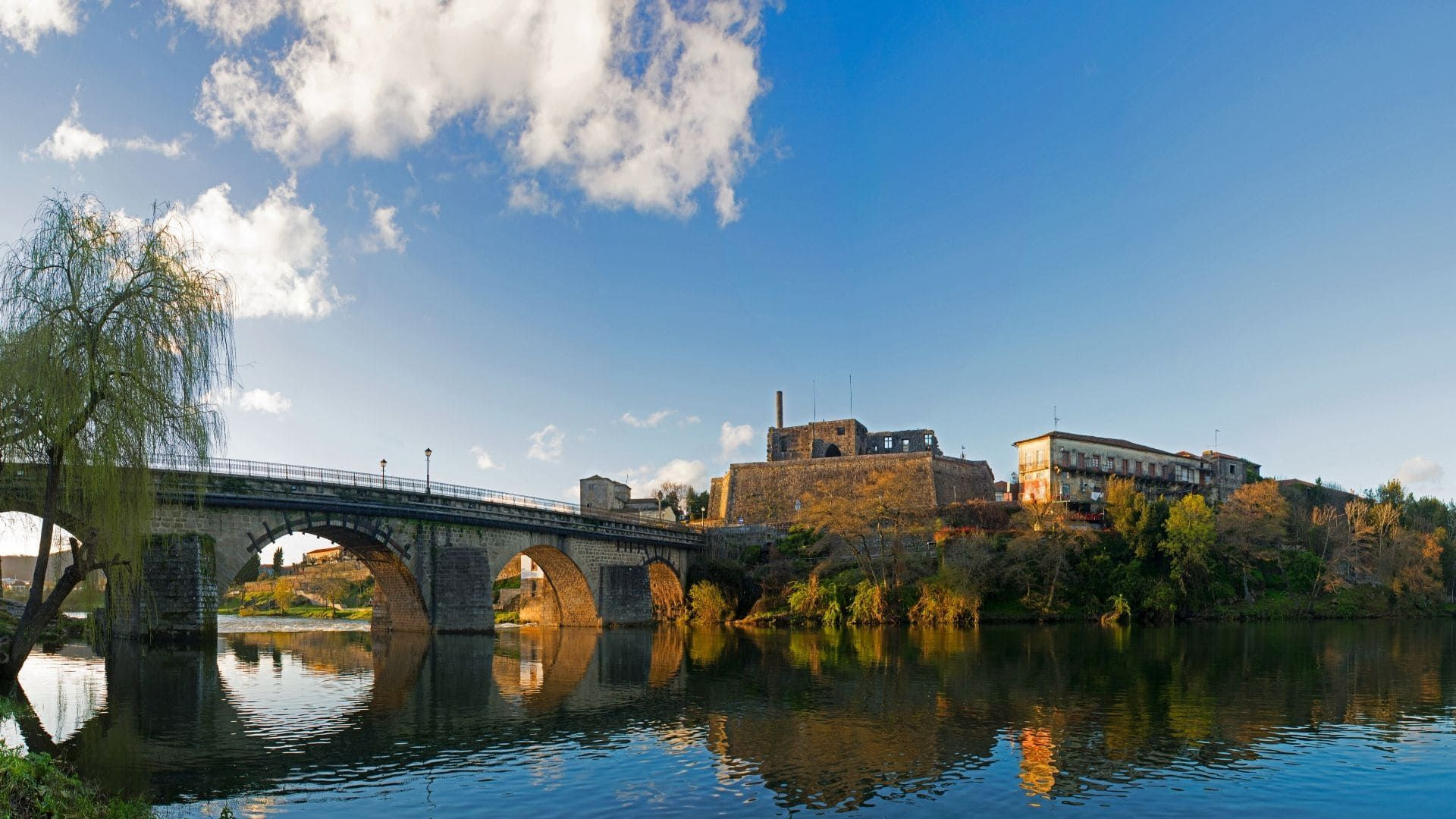 Pont de pierre sur la rivière à Barcelos - Portugal