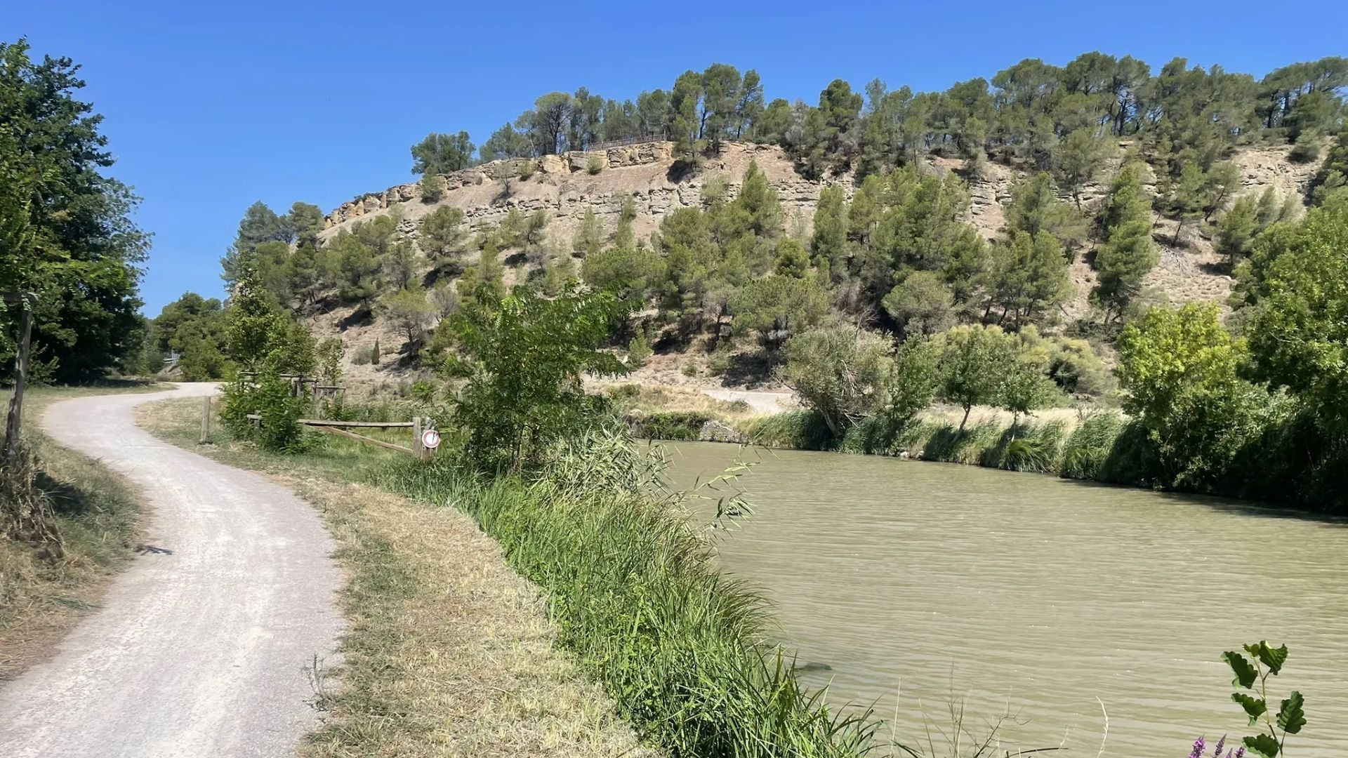 Chemin de halage le long d'un canal au pied d'une colline - Canal du Midi - France