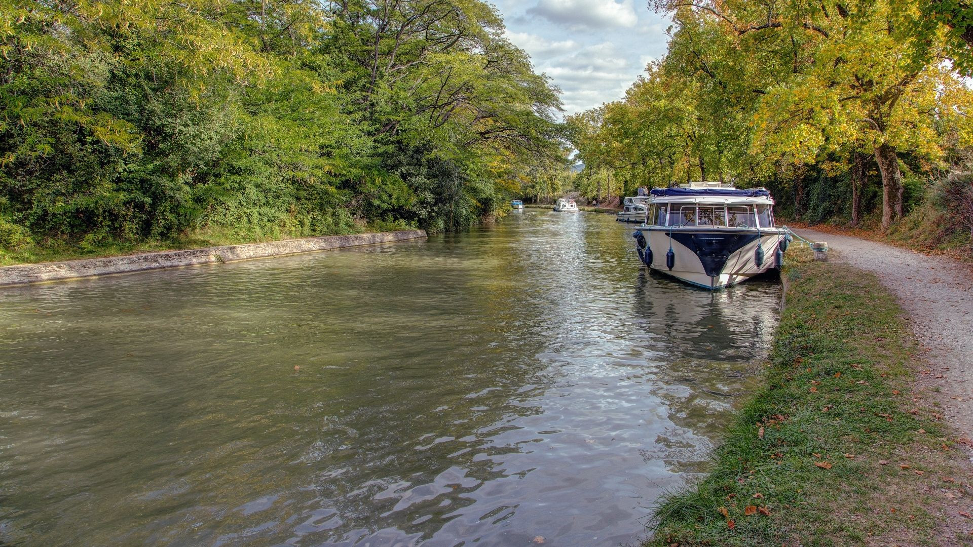 Bateau amarré sur le Canal du Midi - France