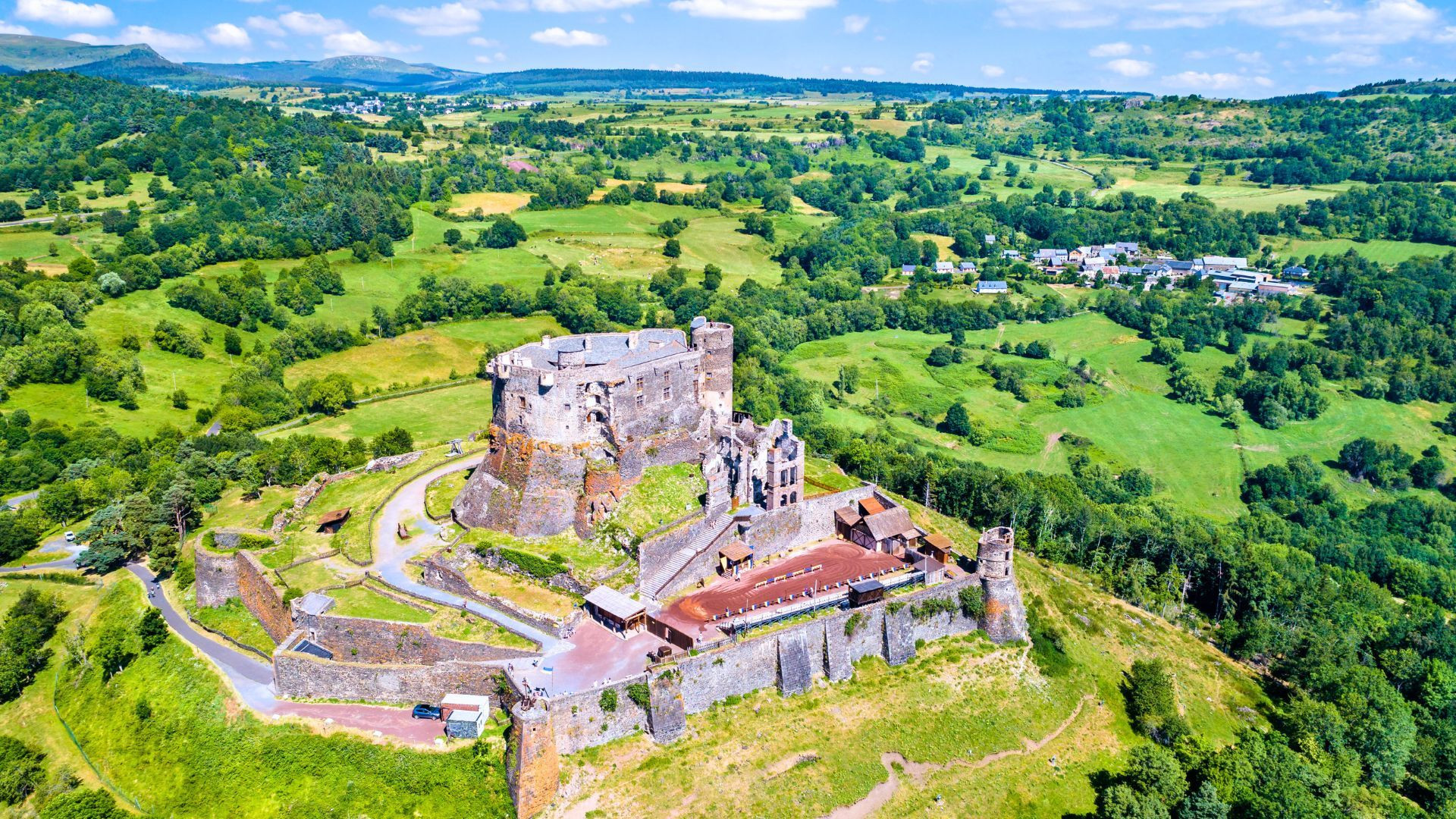 Château de Murol dominant la campagne - Auvergne - France