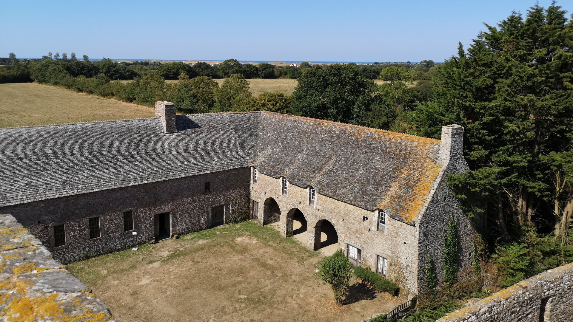 Vue aérienne du château fort de Pirou - Normandie - France