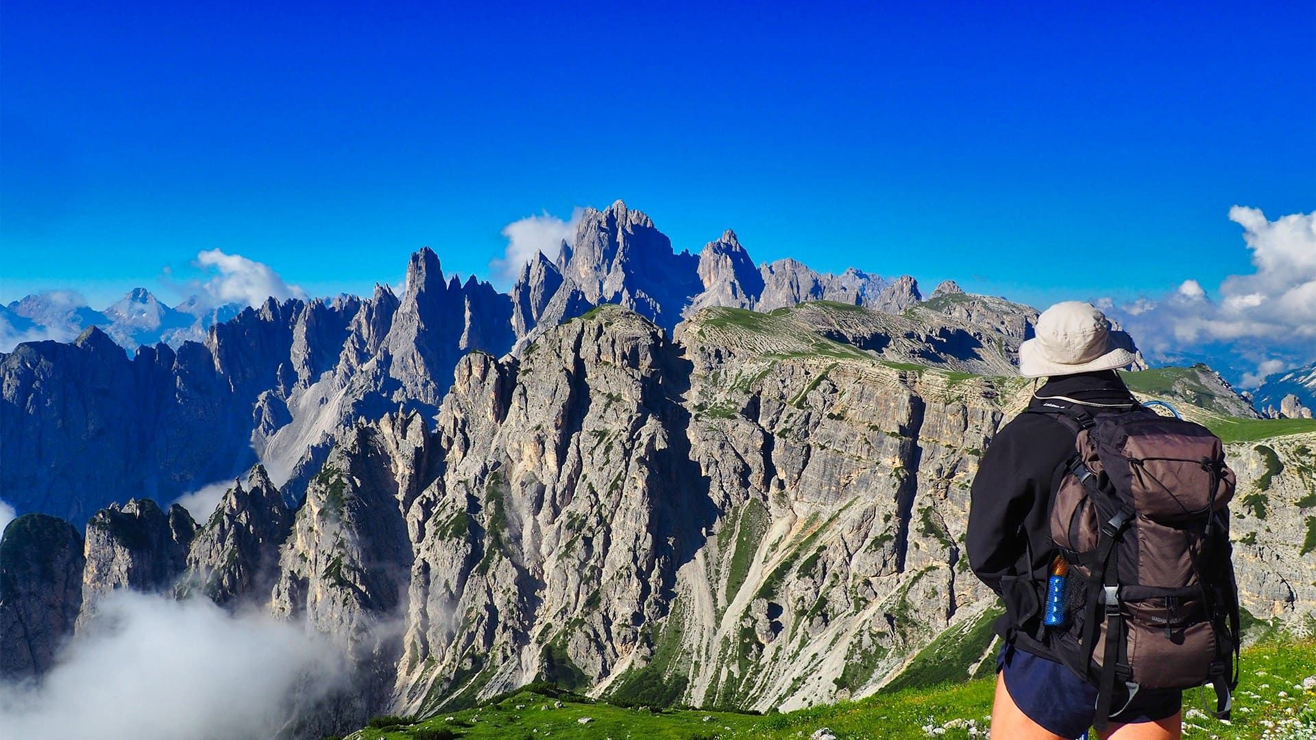 © Thomas Praire Randonneur face aux Cadini di Misurina - Dolomites - Italie