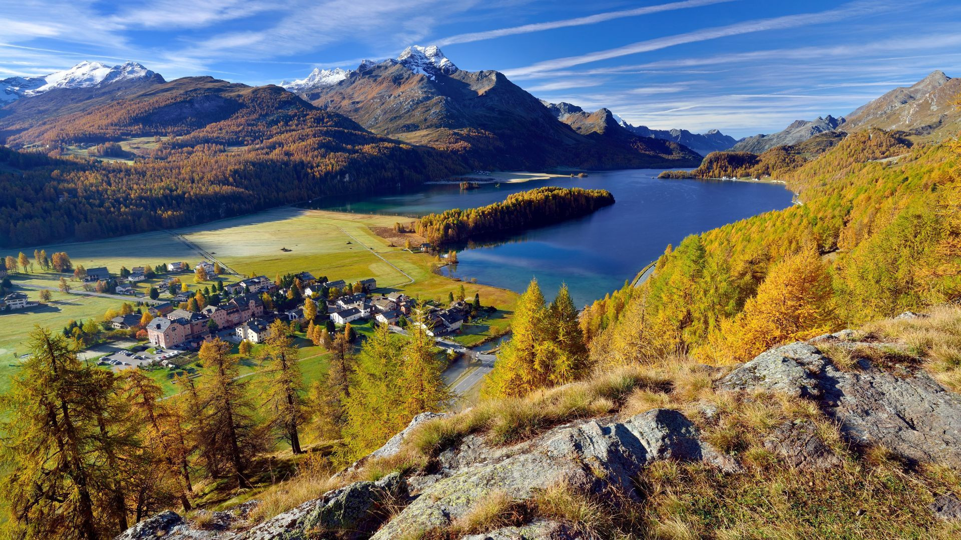 Lac de Sils et mélèzes dorés en automne - Engadine - Suisse