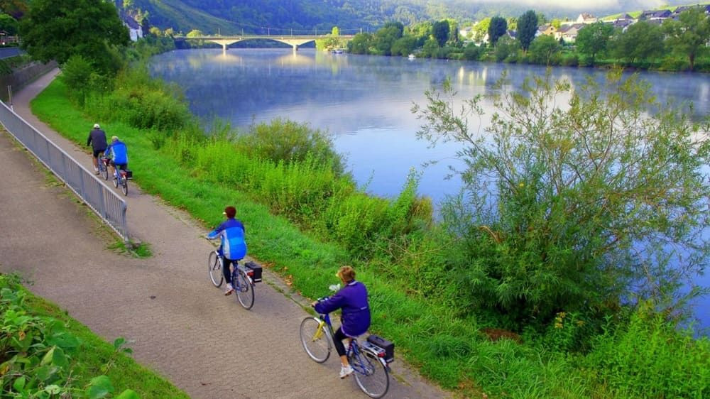 Cyclistes le long de la Moselle - Allemagne
