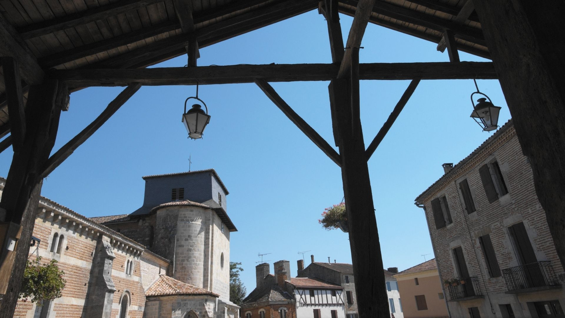 Halle et église du Mas-d'Agenais - Lot-et-Garonne - France