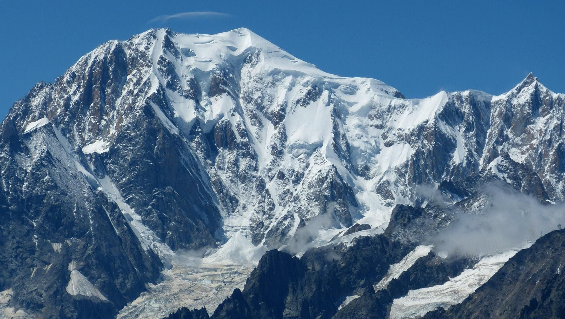 Le Mont-Blanc enneigé vu depuis l'Italie - Alpes - Italie