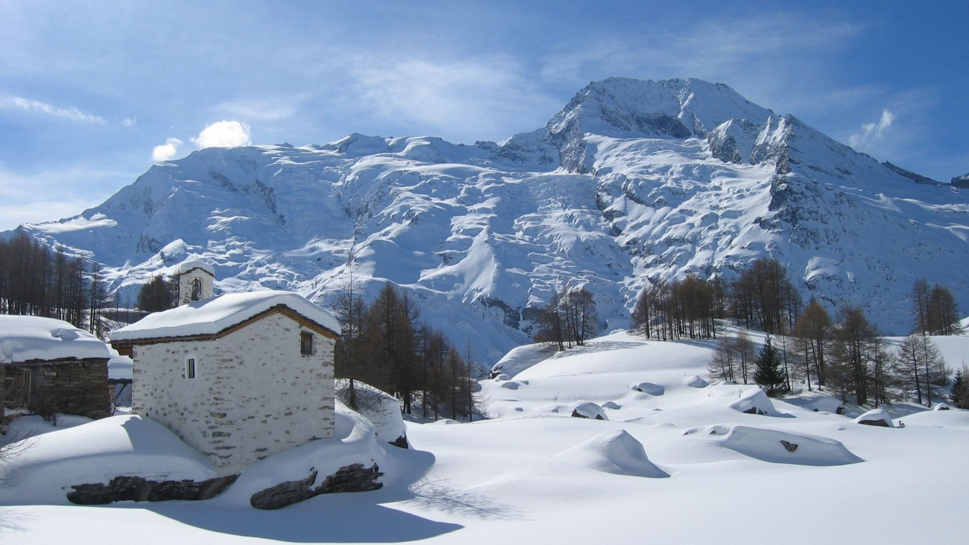 Le mont Pourri enneigé surplombant le hameau du Monal - Savoie - France