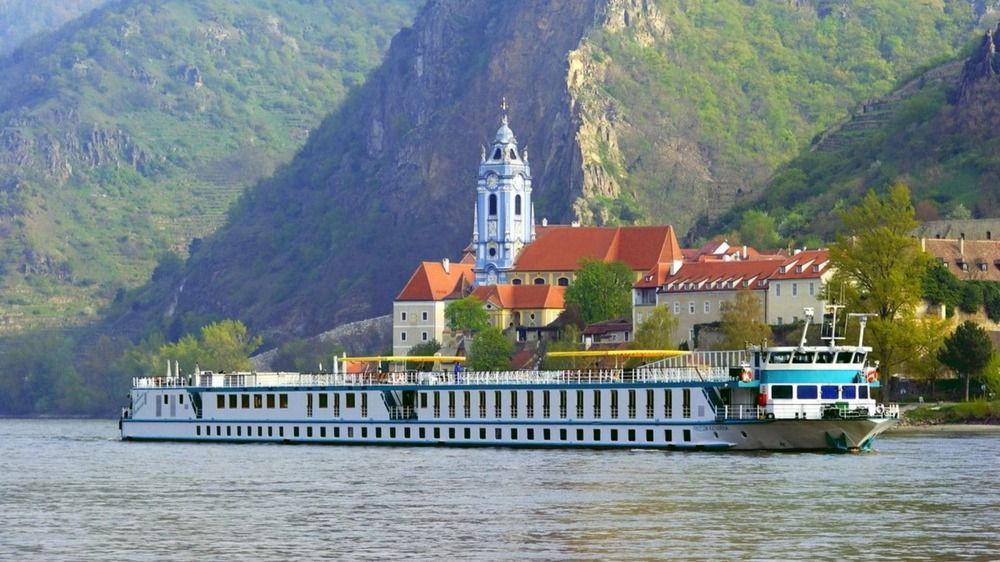 Bateau de croisière MS Prinzessin Katharina devant l'abbaye de Dürnstein - Wachau - Danube - Autriche