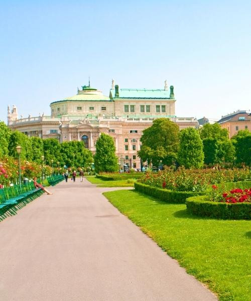 le_parc_de_volksgarten_a_vienne_.jpg