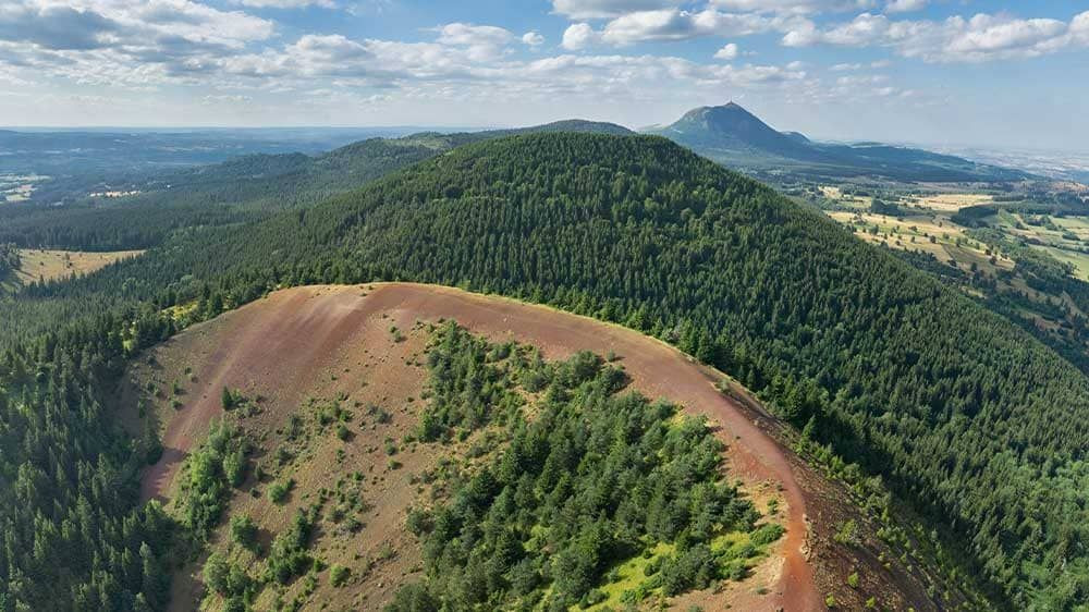 © F. Cormon Vue aérienne du Puy de Lassolas - Chaîne des Puys - Auvergne - France