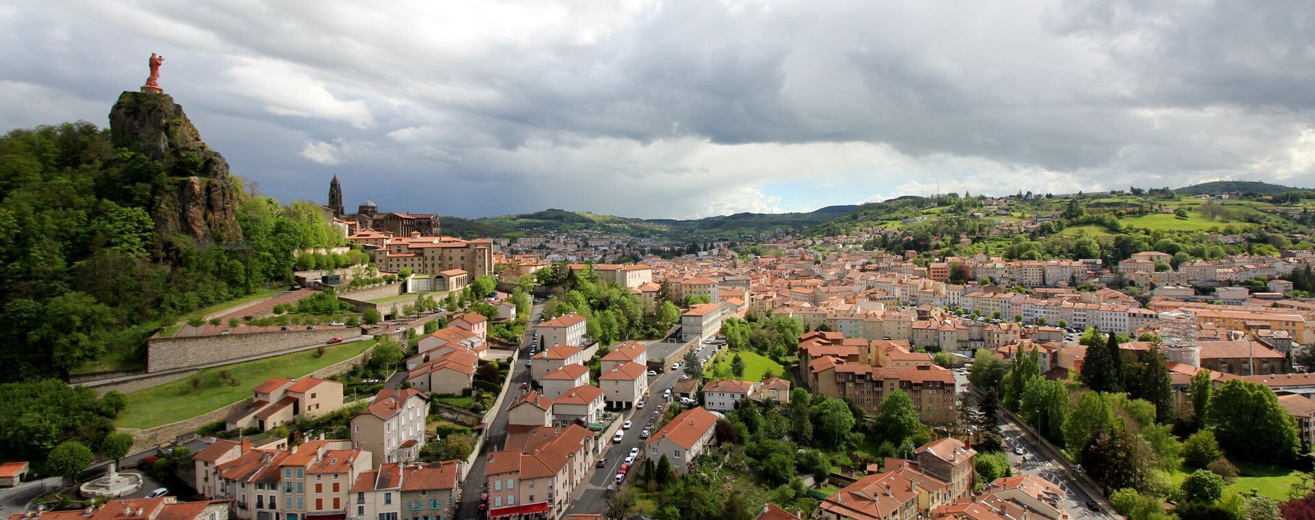Panorama du Puy-en-Velay et son rocher - Haute-Loire - France