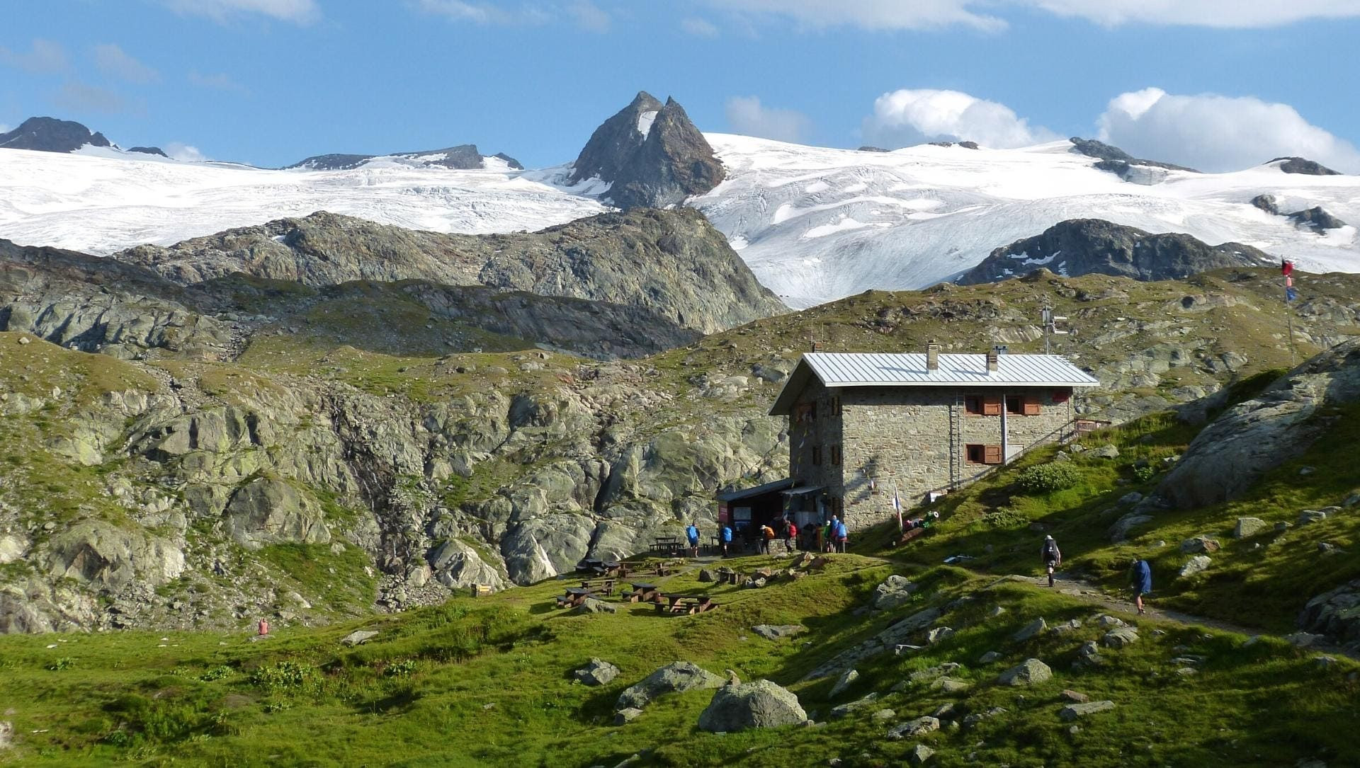 Refuge Albert Deffeyes au pied du glacier du Ruitor - Vallée d'Aoste - Italie