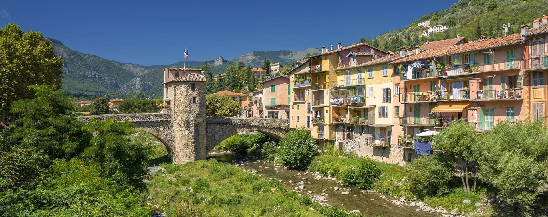 © Adobe Stock Vieux pont et maisons colorées du village de Sospel - Alpes-Maritimes - France