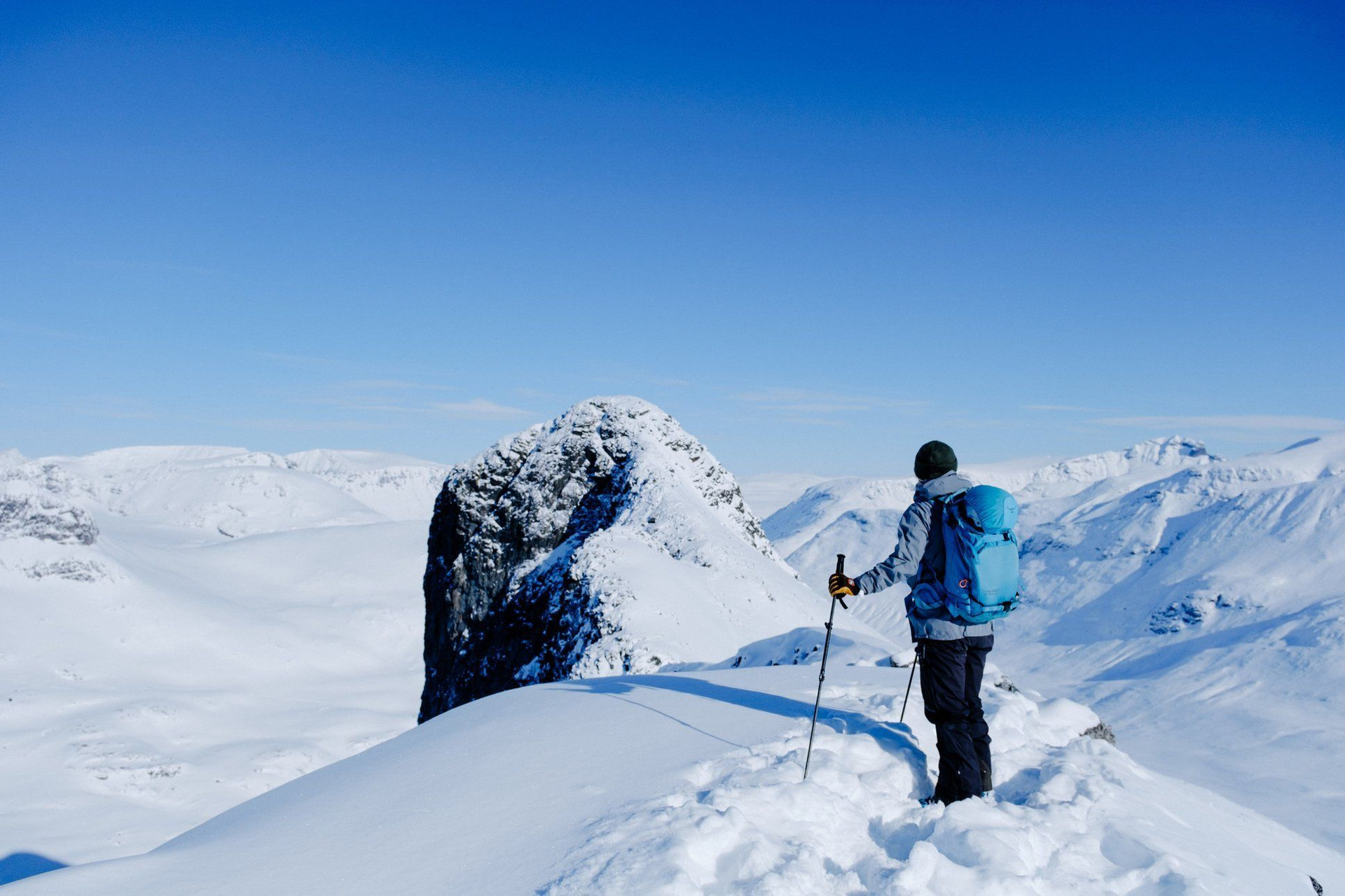 Randonneur sur une crête enneigée - Jotunheimen - Norvège