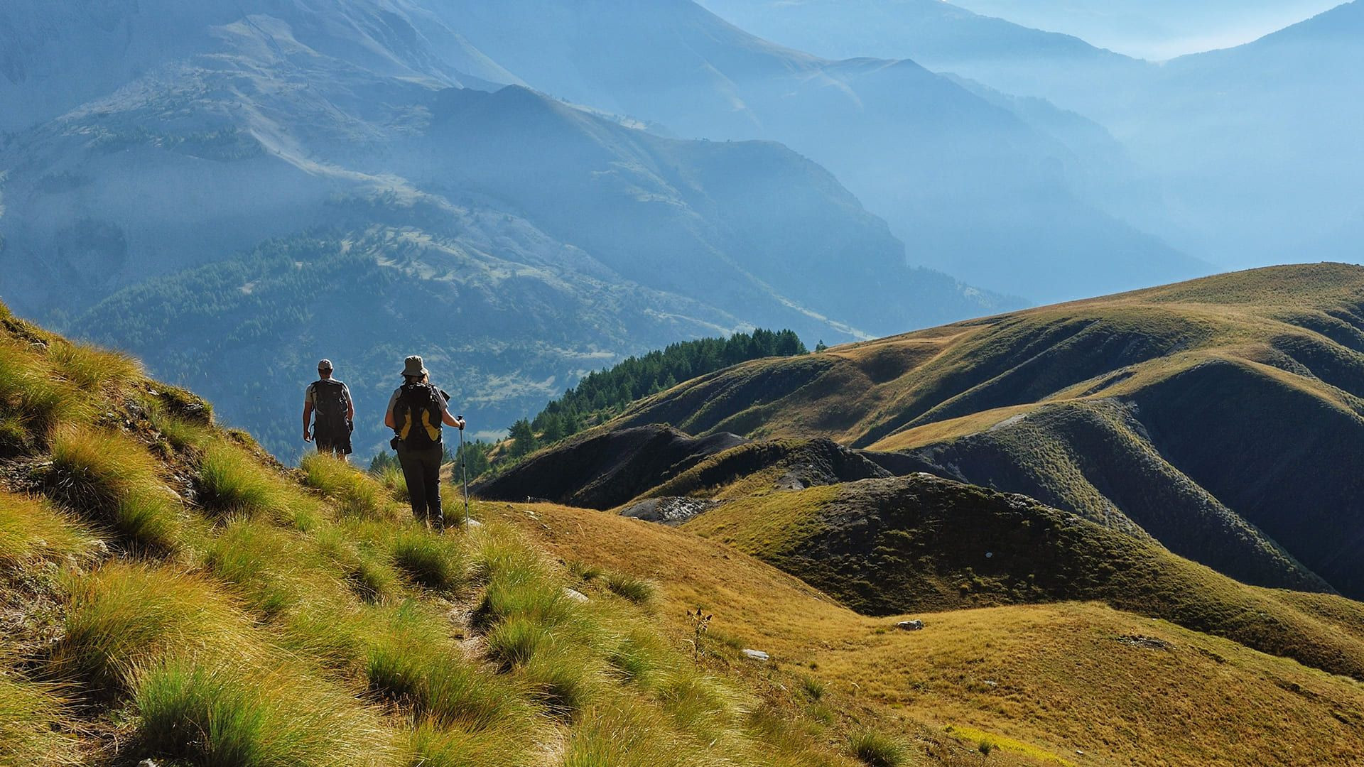 © O. Tafani Randonneurs sur les balcons du Val d'Entraunes - Alpes - France