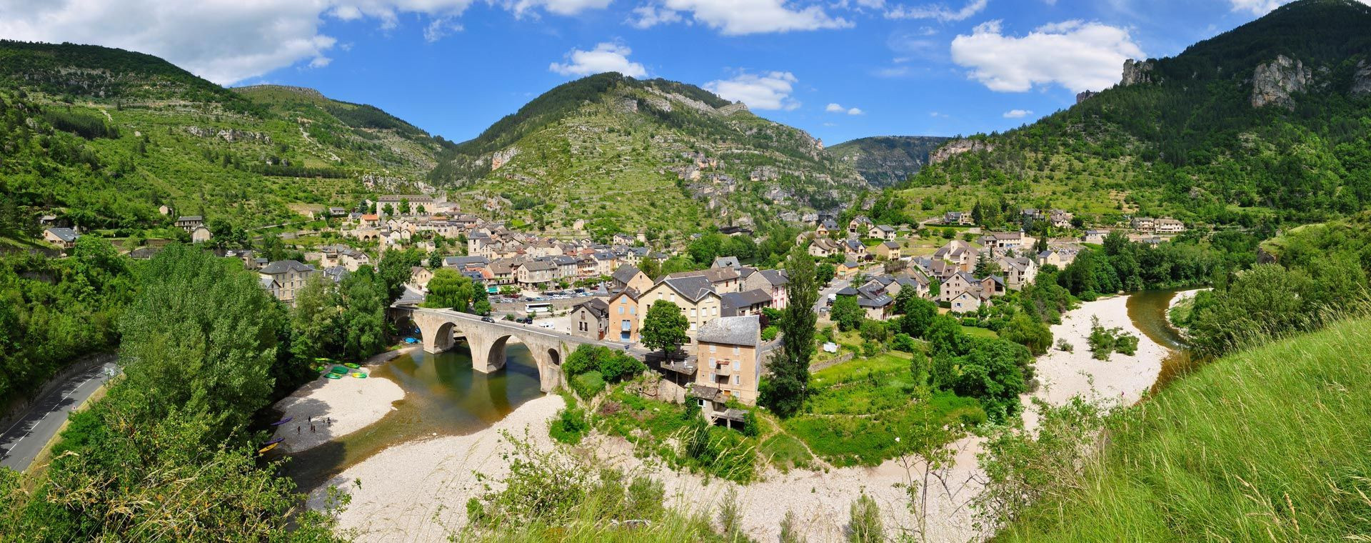 Village et pont de pierre dans les Gorges du Tarn - Lozère - France
