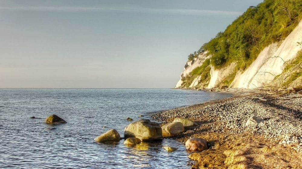 Falaises de craie et plage de galets de l'île de Møn - Danemark