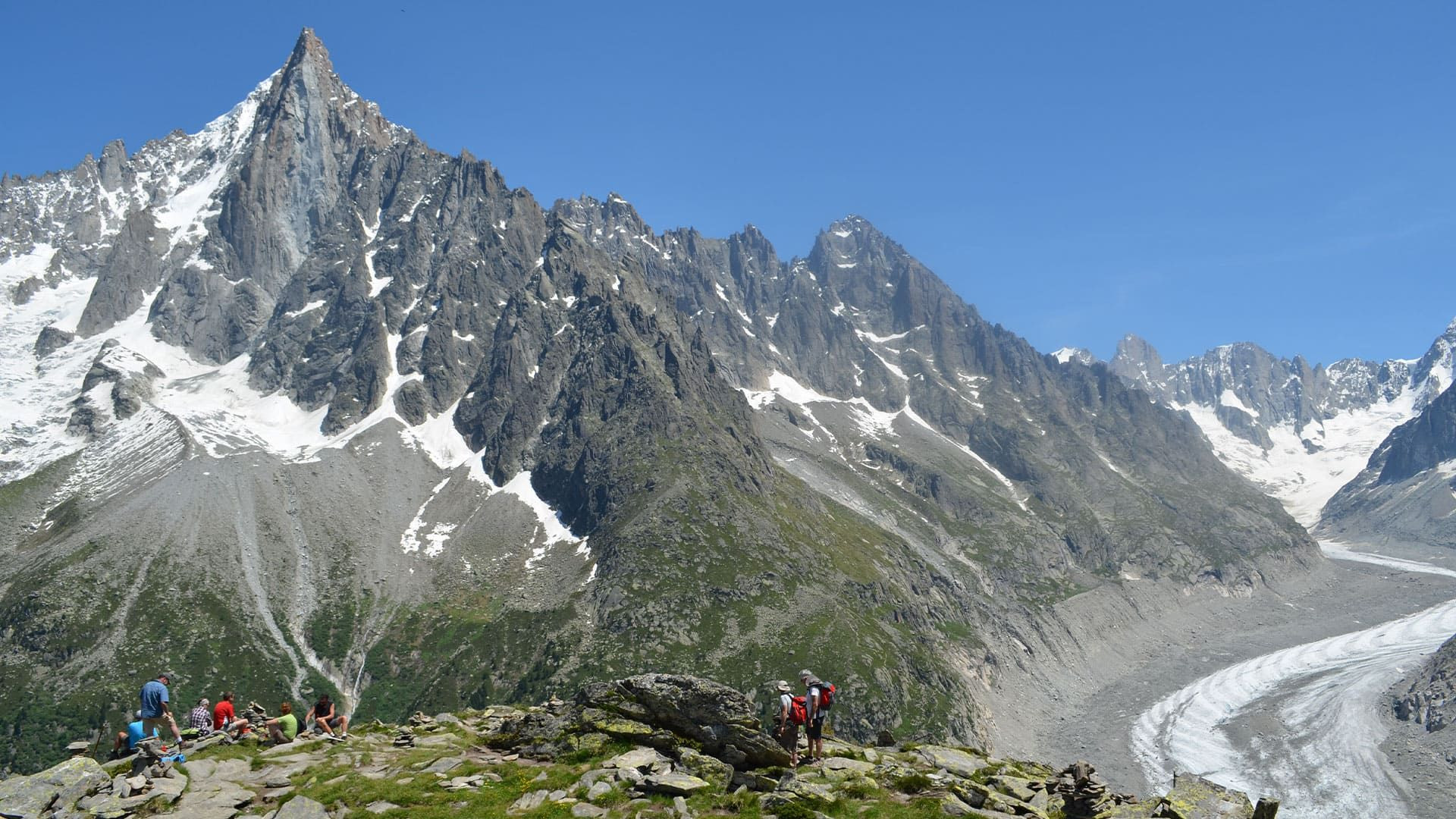 Randonneurs face aux Drus et à la Mer de Glace - Chamonix - France