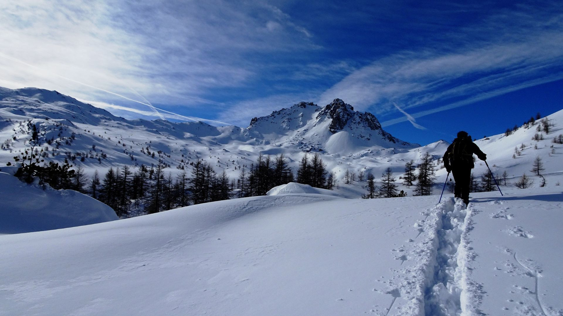 Randonnée à raquettes vers un sommet enneigé - Queyras - Alpes - France