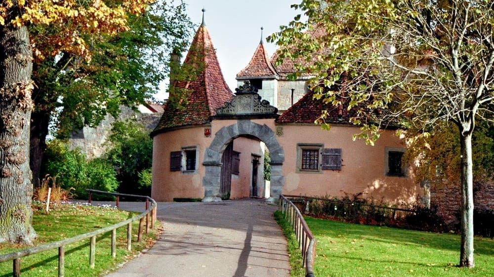 Porte fortifiée de Rödertor en automne - Rothenburg - Bavière, Allemagne