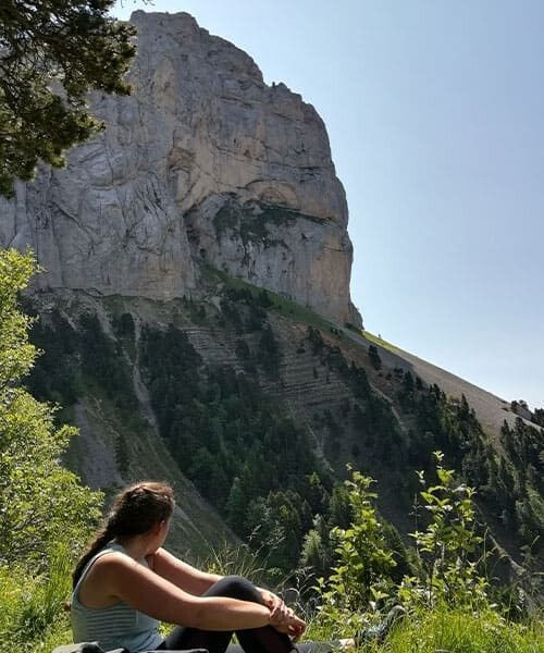 Randonneuse au pied d'une falaise calcaire - Vercors - Alpes - France