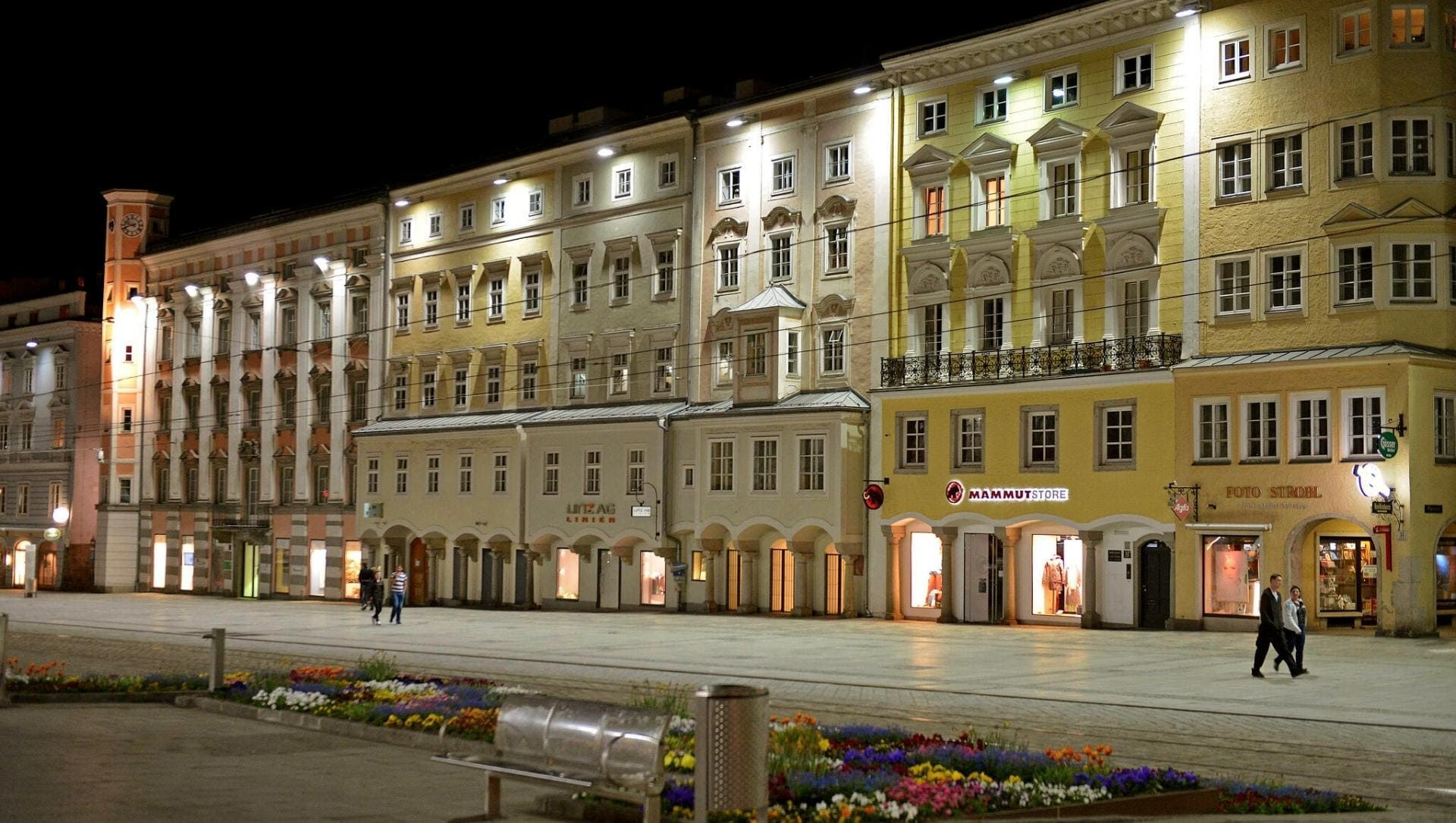 Place principale de Linz illuminée de nuit - Haute-Autriche - Autriche