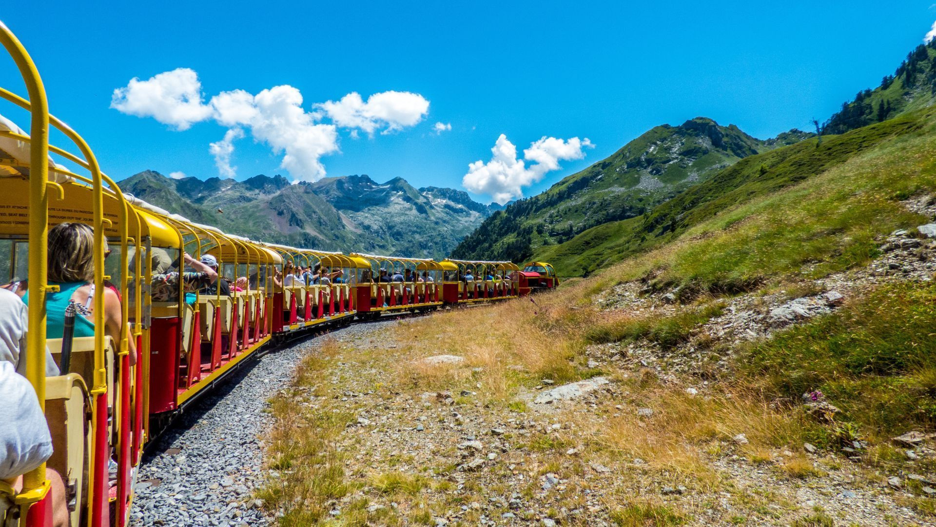 Petit train touristique de montagne en été - Pyrénées - France