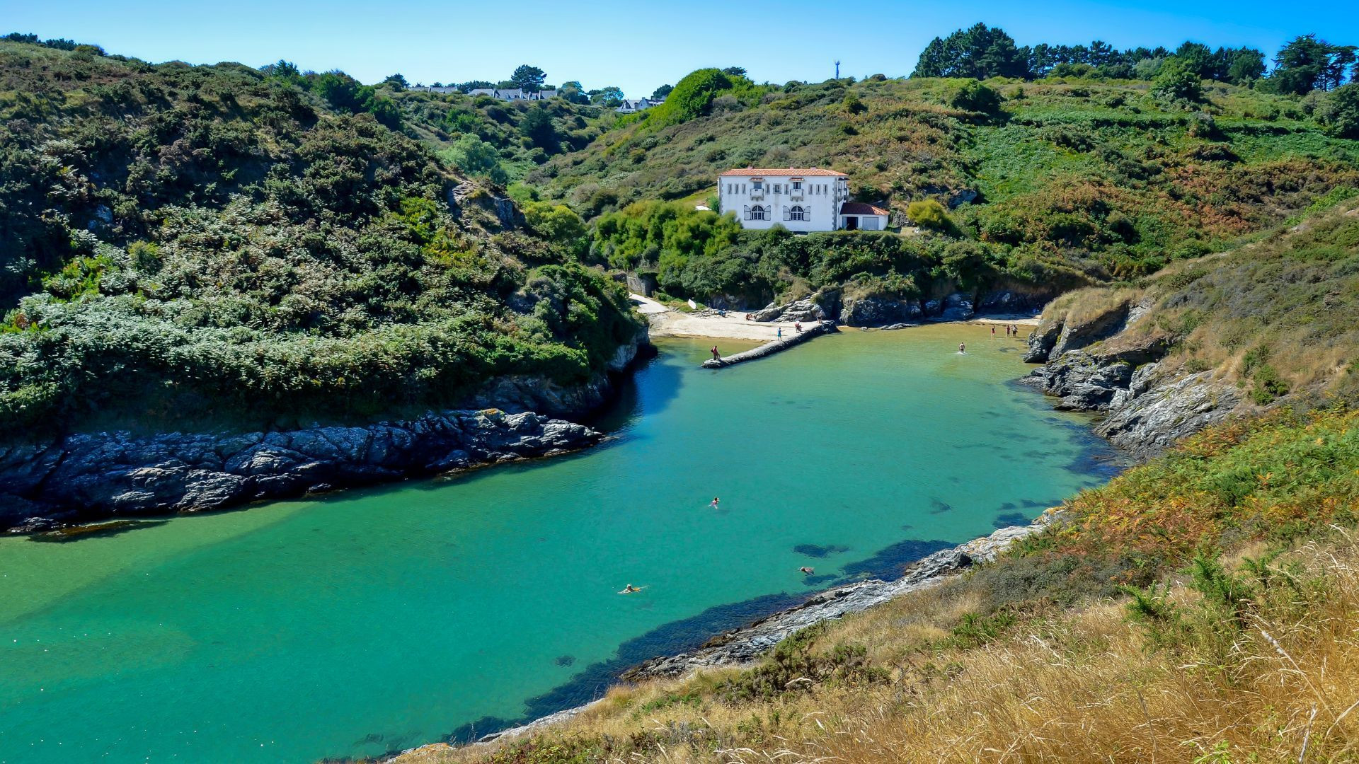 Crique turquoise et manoir de Locmaria - Belle-Île-en-Mer - Bretagne - France