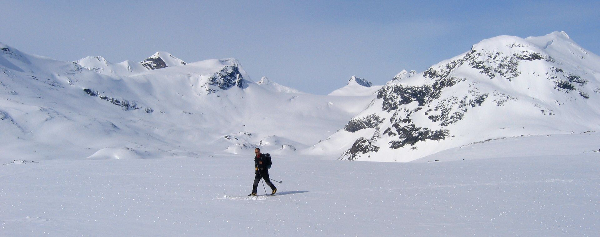Skieur de randonnée nordique dans un vaste cirque - Jotunheimen - Norvège