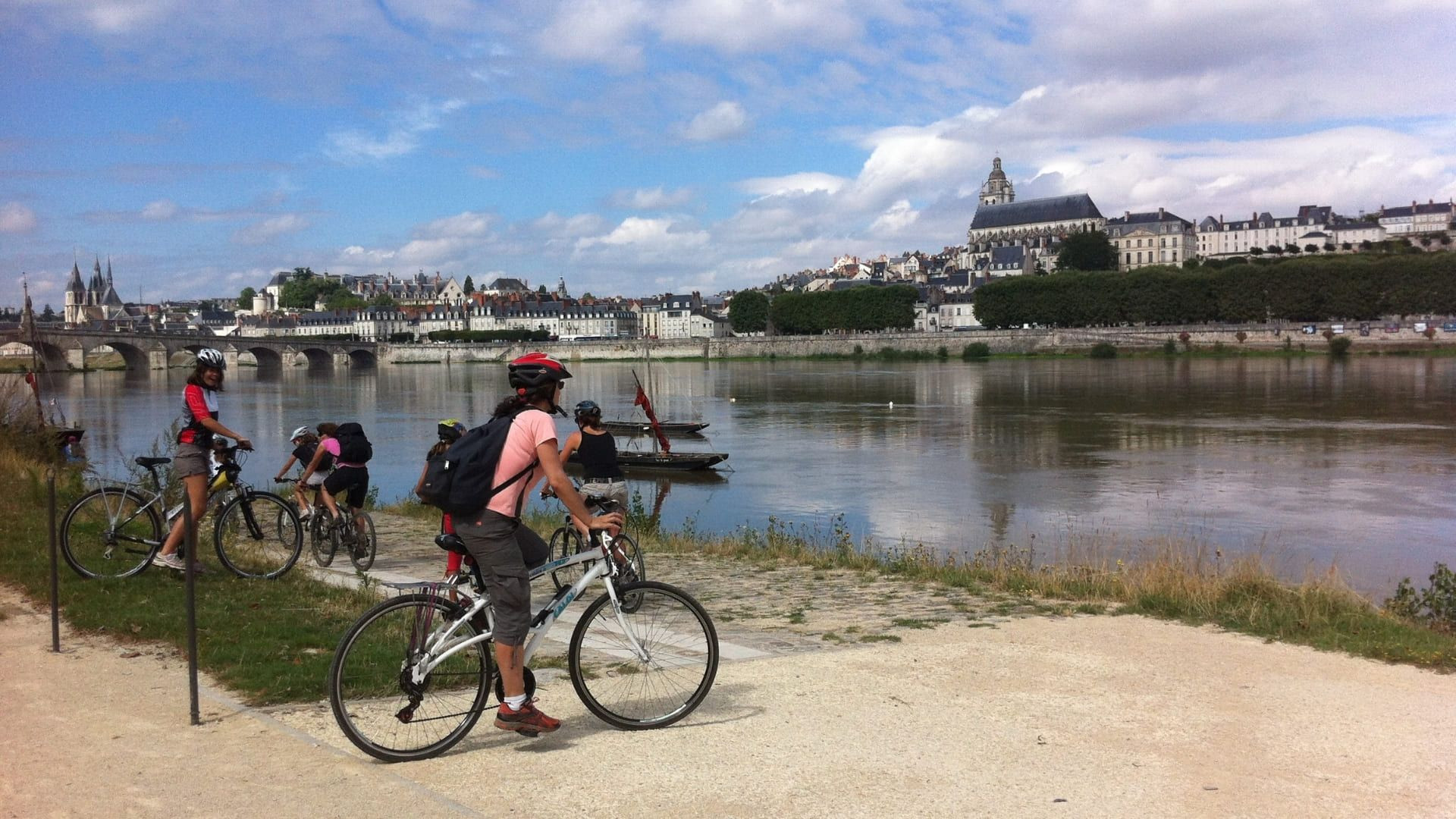 Cyclistes au bord de la Loire face à Blois - Val de Loire - France
