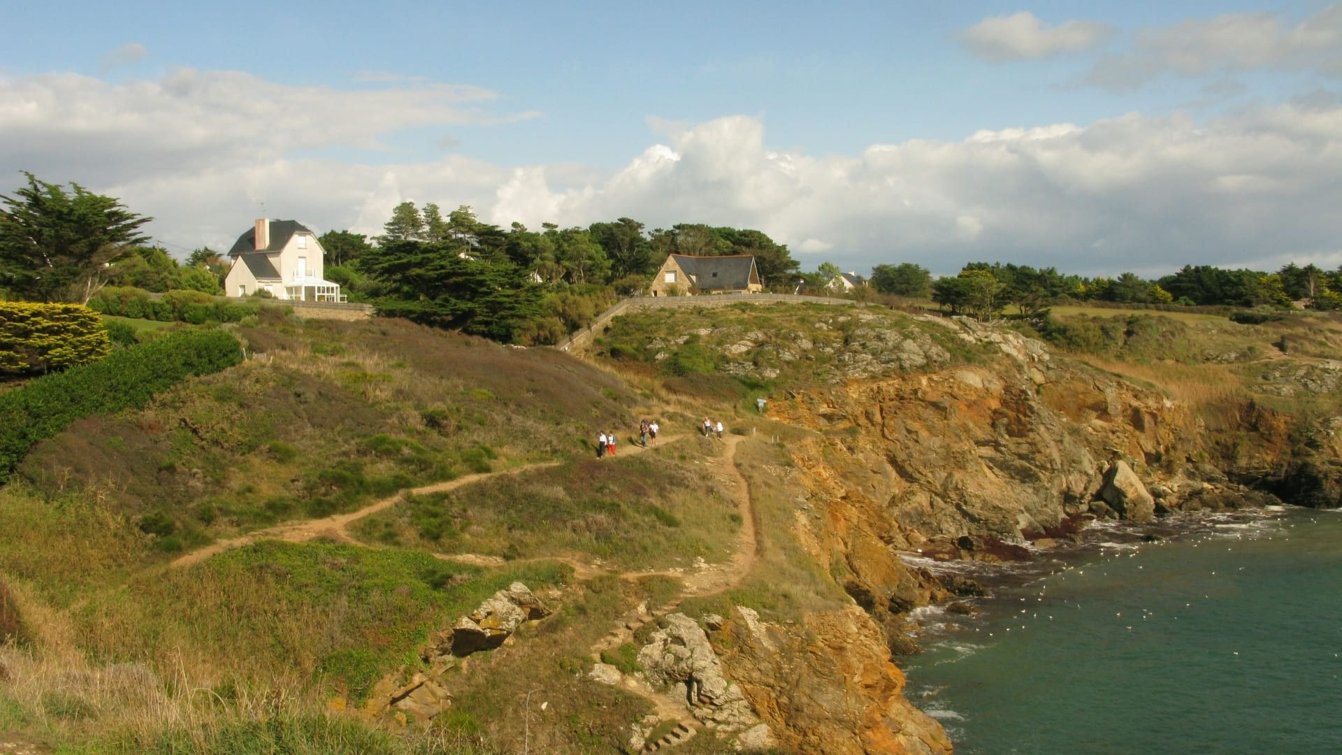 Randonneurs sur le sentier côtier - Golfe du Morbihan - Bretagne, France