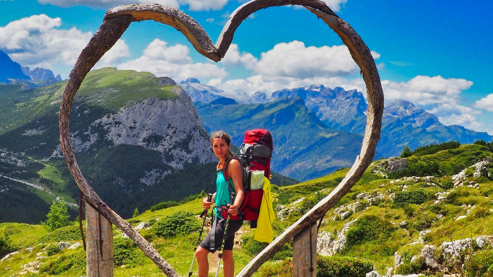 Randonneuse sous une arche en cœur - Dolomites - Italie