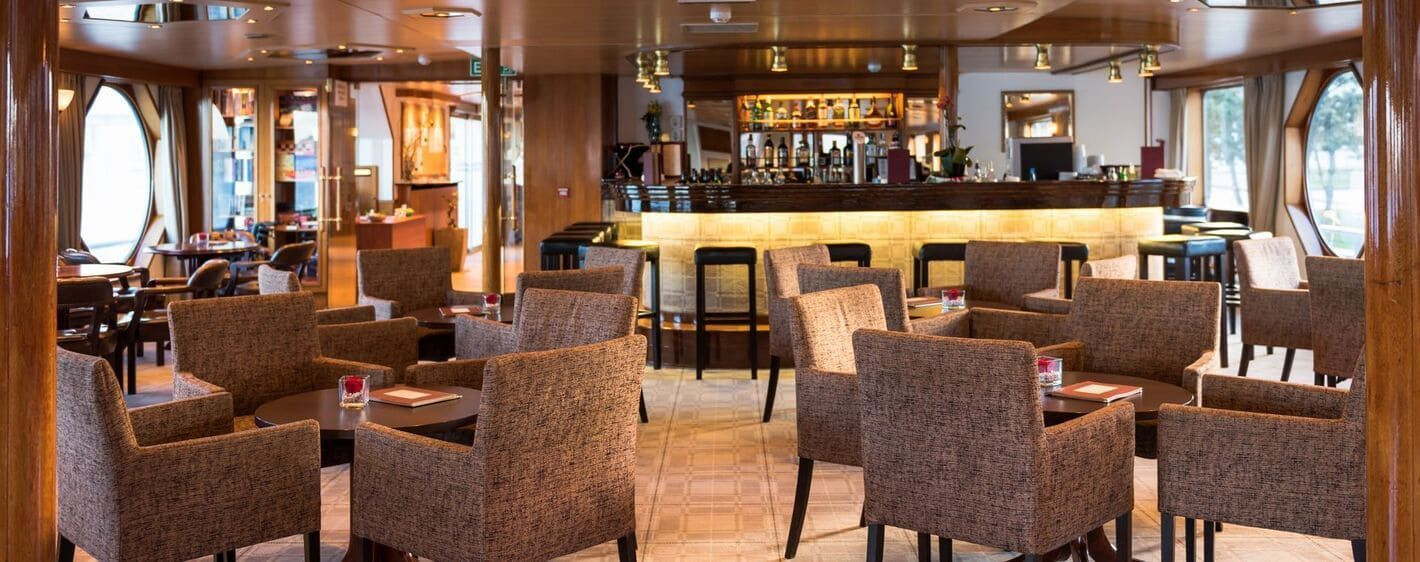 Salon-bar à bord du MS Olympia - bateau de croisière fluviale