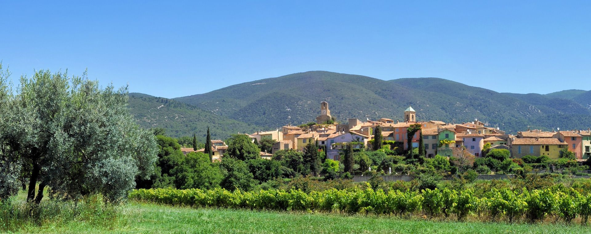 Village de Lourmarin et vignobles - Luberon - France