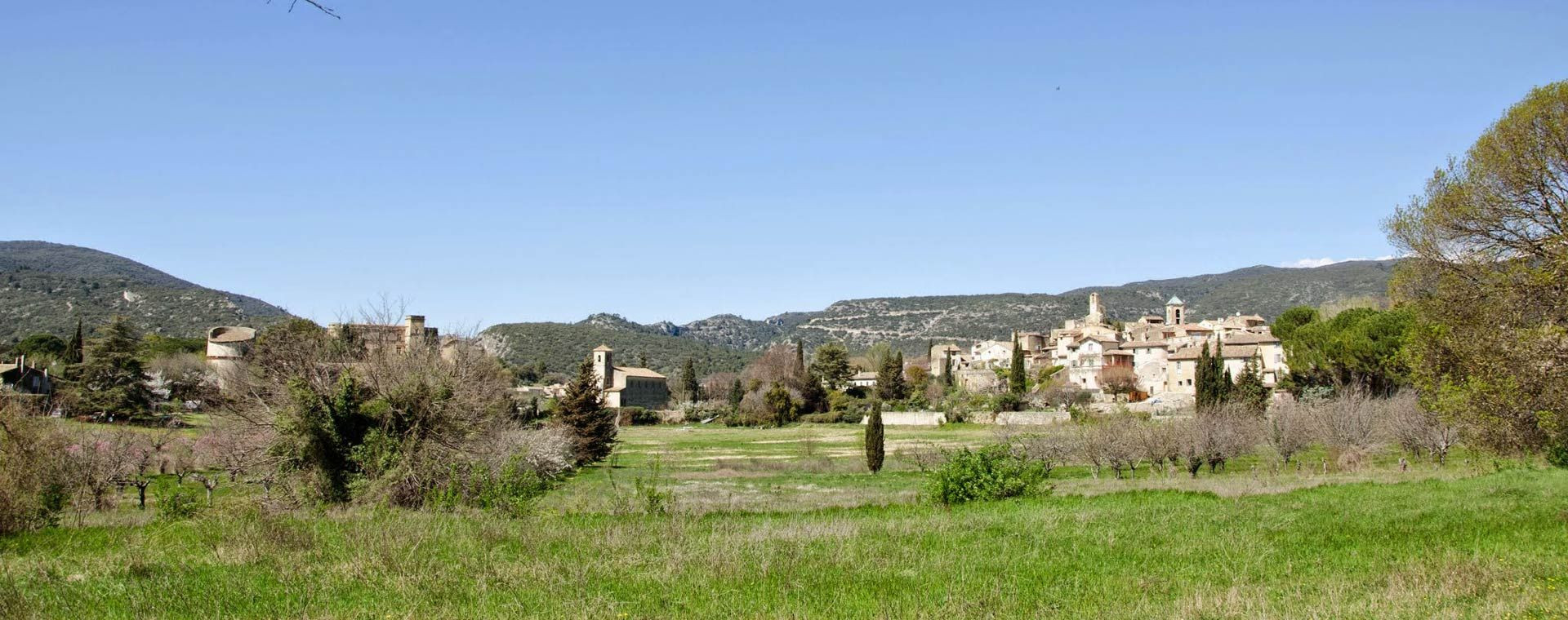 Village de Lourmarin et campagne - Luberon - Provence - France