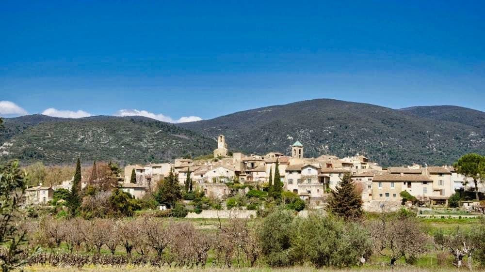 Village perché de Lourmarin dans le Luberon - Provence - France