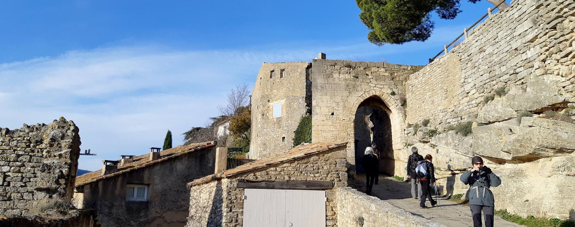 Remparts d'un village du Luberon en hiver - Provence - France