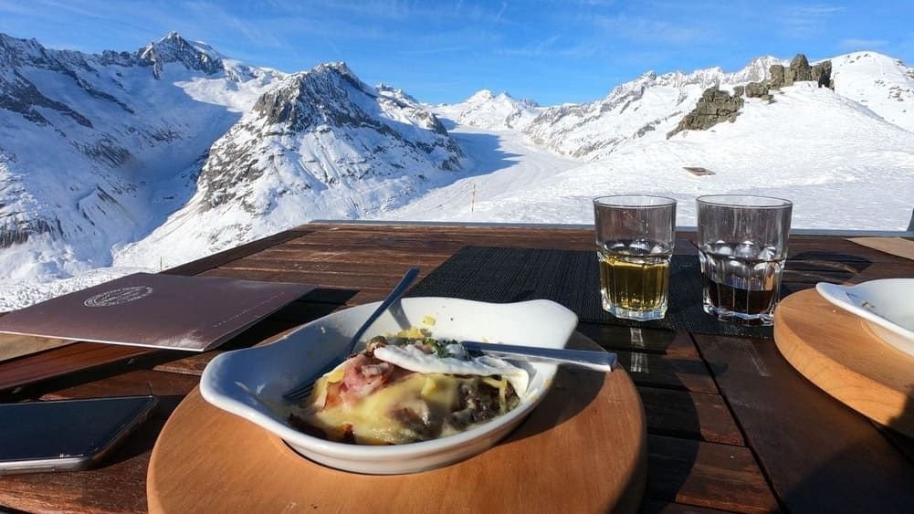© Oriane Tempé Pause repas en terrasse face au glacier d'Aletsch - Valais - Suisse